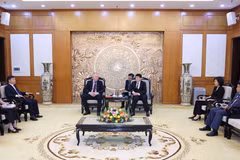 Luong Cuong, membre du Bureau Politique, permanent du Secrétariat du Comité central du Parti communiste du Vietnam (droite) reçoit Leonid Kalachnikov, vice-président du Parti communiste de la Fédération de Russie (KPRF). Photo: VNA