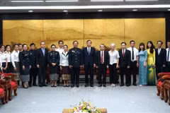 Le secrétaire adjoint du Comité municipal du Parti et président du Comité populaire de Da Nang, Le Trung Chinh, et la délégation du Tribunal populaire du Centre du Laos. Photo: VNA