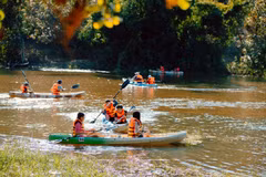 Des enfants font du kayak sur le lac Ta Lai, commune de Ta Lai, district de Tan Phu. Photo: VNA