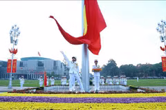 La cérémonie de lever du drapeau pour célébrer le 78e anniversaire de la Fête nationale du Vietnam (2 septembre 1945 - 2 septembre 2023) sur la place Ba Dinh. Photo: VNA