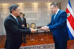 L'ambassadeur du Vietnam à Cuba, également au Costa Rica, Le Quang Long présente ses lettres de créances au président du Costa Rica, Rodrigo Chaves Robles. Photo: VNA