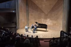 Un concert caritatif organisé à Paris. Photo: VNA