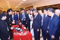 Le président du Comité populaire de Hanoï, Tran Sy Thanh, et d'autres délégués visitent la zone d'exposition des produits et services au service de la construction de villes intelligentes. Photo: VNA