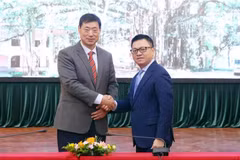 Le rédacteur en chef du journal Nhan Dan Le Quoc Minh (droite) et le président-directeur général de l'Agence de presse Yonhap Hwang Dae-il. Photo: VNA