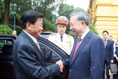 Le SG du PCV et président To Lam (droite) et son homologue du Laos. Photo: VNA