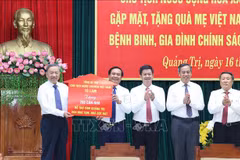 Le SG et président To Lam remet symboliquement 200 maisons pour aider la province de Quang Ngai à éliminer les maisons temporaires et délabrées pour les ménages pauvres et quasi-pauvres. Photo: VNA