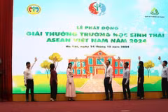 Des représentants de ministères, d'agences et d'organisations lors du lancement du prix ASEAN Eco-Schools Vietnam 2024. Photo: baotainguyenmoitruong.vn