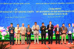 Remise des souvenirs des martyrs et anciens combattants vietnamiens fournis par les États-Unis. Photo: qdnd.vn
