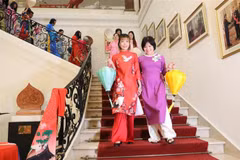 Un défilé d'Ao dai interprété par les membres du Club du patrimoine Ao Dai en Belgique. Photo: VNA