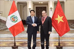 Le président Luong Cuong (gauche) et le président de la Cour suprême du Pérou Javier Arévalo Vela. Photo: VNA