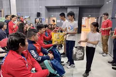 Des Vietnamiens en France offrent des cadeaux aux sportifs handicapés vietnamiens. Photo: VNA