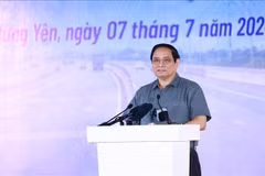 Le Premier ministre Pham Minh Chinh prend la parole lors de la cérémonie d'inauguration du projet de construction d'une route reliant l'autoroute Hanoï - Hai Phong à celle Cau Gie - Ninh Binh. Photo: VNA