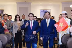 Le PM Pham Minh Chinh rencontre des représentants de la communauté vietnamienne au Qatar. Photo: VNA