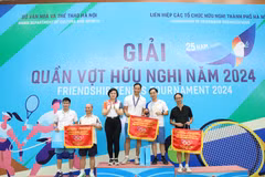 Remise des prix aux gagnants. Photo: VNA