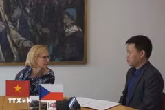 La présidente du Parti communiste de Bohême et Moravie (KSCM) de la République tchèque, Katerina Konecna lors d'une interview accordée à la VNA. Photo: VNA