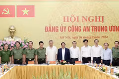 Le président To Lam, le Premier ministre Pham Minh Chinh et d'autres délégués lors de la conférence. Photo: VNA