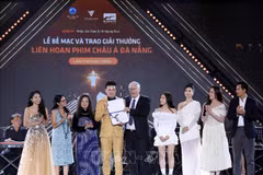 Le prix NETPAC décerné au film vietnamien (Face off 7: One wish) du réalisateur Ly Hai. Photo: VNA