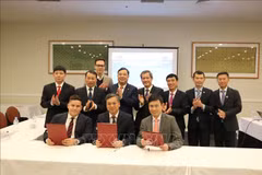 La province de Nam Dinh signe un protocole d'accord sur la coopération dans l'élaboration et la mise en œuvre de la stratégie de croissance de la province dans un avenir proche avec la Saigon Telecommunications and Technologies Corporation (SaiGonTel) et l'Australia Global Consulting Ltd. Photo: VNA
