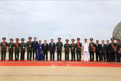 Le Premier ministre cambodgien Samdech Thipadei Hun Manet et la délégation vietnamienne assistant à la cérémonie marquant la 47e Journée de la "marche pour renverser le régime génocidaire de Pol Pot". Photo: VNA