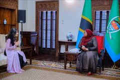 L'ambassadrice du Vietnam en Tanzanie Vu Thanh Huyen (gauche) et la présidente de la République-Unie de Tanzanie Samia Suluhu Hassan. Photo: VNA