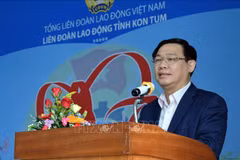 Le vice-PM Vuong Dinh Hue rend visite à des travailleurs à Kon Tum