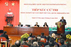Le Premier ministre rencontre des électeurs de Hai Phong