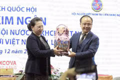 La présidente de l’Assemblée nationale rencontre des Vietnamiens en Russie