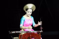 Le đàn bầu ou la musique vietnamienne à l'état pur.