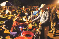 À Cao Thuong, un marché nocturne aux frontières du réel