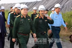 Le ministre Ngô Xuân Lich inspecte le projet de désintoxication de l’aéroport de Da Nang