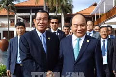 APEC 2017: des dirigeants vietnamiens reçoivent le Premier ministre cambodgien
