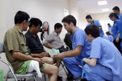 Une délégation de bénévoles américains donne des consultations médicales gratuites à Thai Nguyên
