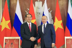 Le président Tran Dai Quang (gauche) et son homologue russe Vladimir Poutine. Photo : Nhan Sang/VNA