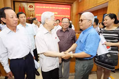 Le secrétaire général Nguyen Phu Trong rencontre l’électorat de Hanoi