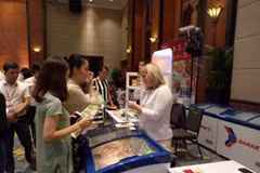 Présentation de produits alimentaires russes aux Hanoïens