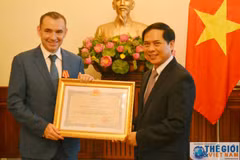Remise de l’Ordre d’amitié à l’ex-ambassadeur de France au Vietnam 