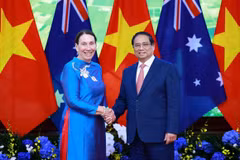 Le Premier ministre Pham Minh Chinh et la présidente du Sénat australien Sue Lines. Photo: VNA