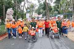 Plus de 5.000 personnes marchent pour les victimes de l’agent orange. Photo: VNA