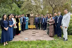 Le personnel de l'ambassade du Vietnam en France dépose une couronne de fleurs au pied du buste du Président Hô Chi Minh au parc Montreau à Montreuil. Photo: VNA