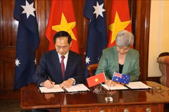 Le vice-Premier ministre et ministre des AE Bui Thanh Son (gauche) et la ministre australienne des AE Penny Wong signent le programme d'action pour mettre en œuvre le partenariat stratégique intégral pour la période 2024-2027, créant ainsi une base importante pour la mise en œuvre du contenu de la coopération. Photo: VNA