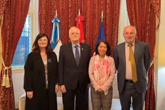 L'ambassadrice du Vietnam en Argentine, Ngô Minh Nguyêt, rencontre Jorge Taiana, chef du département des relations internationales du Parti justicialiste (PJ), ancien ministre argentin de la Défense et des Affaires étrangères. Photo: VNA
