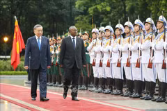 Le secrétaire général du Parti communiste du Vietnam et président Tô Lâm (gauche) et le président de la République de Guinée-Bissau, Umaro Sissoco Embaló. Photo: VNA