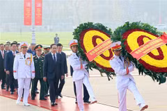 Des dirigeants rendent hommage au Président Hô Chi Minh, en l'honneur des 70 ans de libération de Hanoi. Photo: VNA
