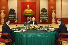 Le secrétaire général du PCV, Nguyen Phu Trong, avec le président du Parti ministre cambodgien, Samdech Techo Hun Sen, et le secrétaire général du président du Laos, Thongloun Sisoulith, au Sommet Vietnam-Cambodge-Laos, le 26 septembre 2021 à Hanoi. Photo: VNA