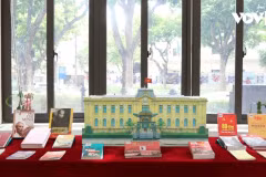 Exposition de 300 livres sur la Révolution d’août et la Fête nationale 