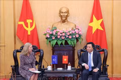 Nguyên Xuân Thang, membre du Bureau politique, président de l'Académie nationale de politique Hô Chi Minh (HCMA), également président du Conseil théorique central (droite), reçoit Mariam Sherman, directrice nationale de la Banque mondiale (BM) pour le Vietnam. Photo: VNA