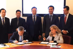 Le directeur général de la Compagnie d’investissement en capitaux étatiques (SCIC, pour State Capital Investment Corporation), Nguyên Quôc Huy, et Michal Ron signent un protocole d'accord de coopération entre les deux parties. Photo: VNA