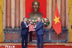 Le dirigeant Tô Lâm remet la décision de nommination à l'ambassadeur Pham Thanh Binh. Photo: VNA