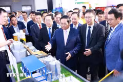 Le Premier ministre Pham Minh Chinh voit les produits appliqués à la science et à la technologie. Photo: VNA