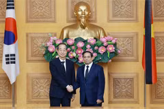 Le Premier ministre Pham Minh Chinh (droite) et son homologue sud-coréen Han Duck Soo. Photo: VNA